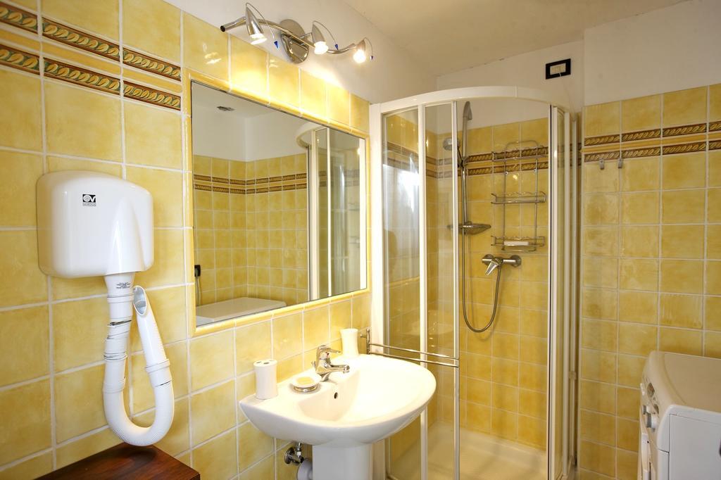 Bilocale Pieggio Apartment Oggebbio Bagian luar foto